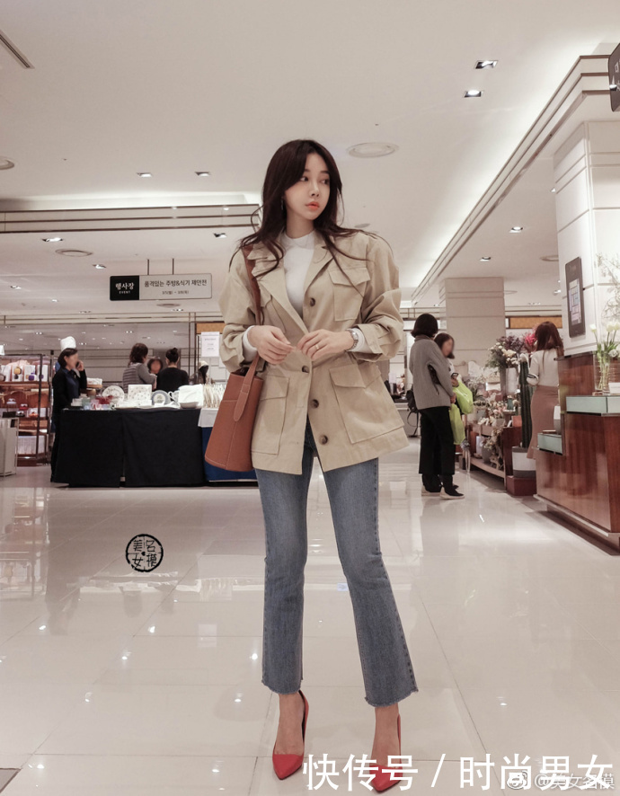 路人街拍，短发长腿小姐姐，不光是要热裤破洞，T恤也要破洞