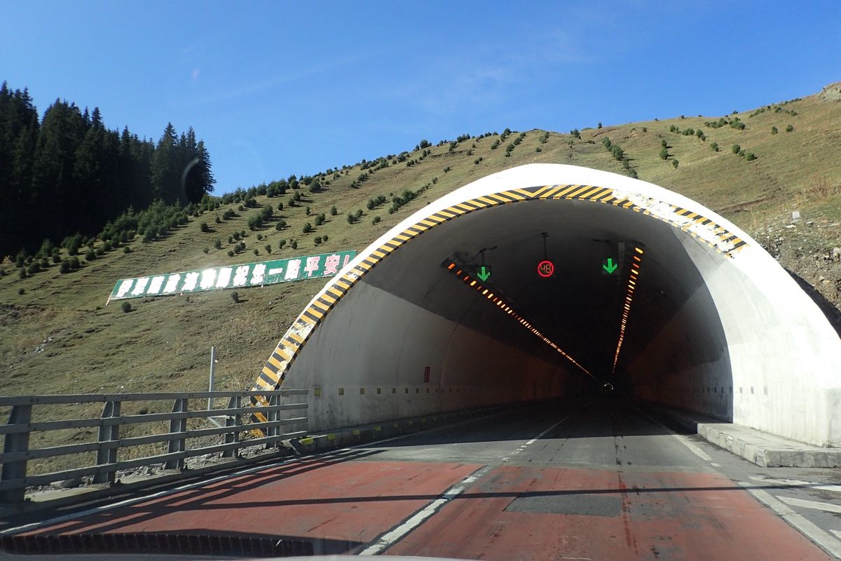 自驾走壮观的果子沟大桥，来到中国最西端——霍尔果斯口岸