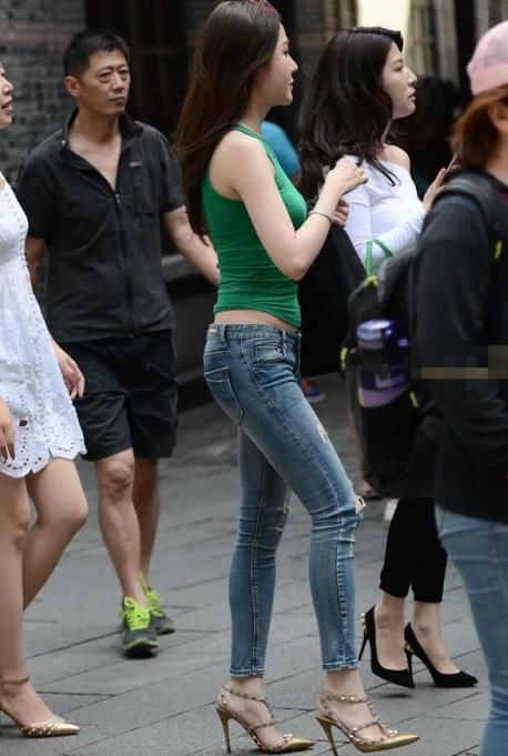 紧身牛仔裤穿出打底裤三角区的问题,好在比打底裤更有视感!