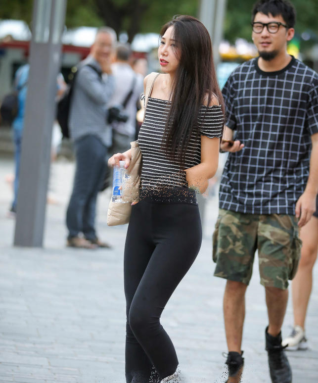 气质小姐姐一字肩搭配紧身热裤，尽显成熟韵味