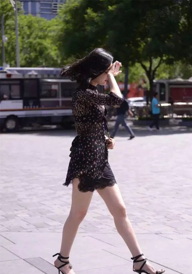 街拍: 雪纺衫配蕾丝裙又仙又美, 做一个街头飘逸的女神