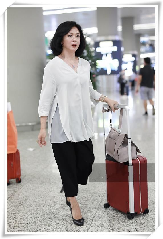 金星和杨丽萍都是现代舞蹈家，可同现机场，气质差距竟如此尴尬？