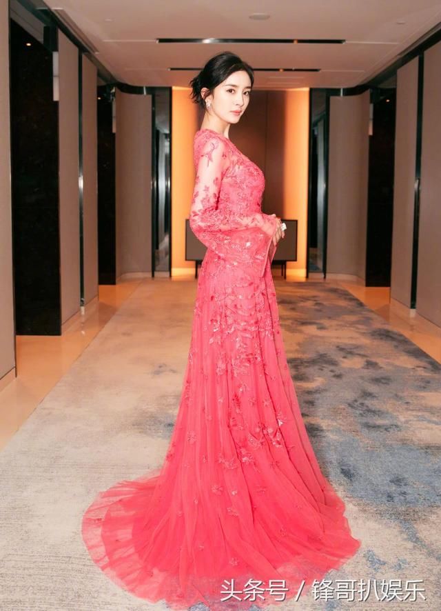 真服了杨幂，土黄色的露脐装都能穿出时髦感，连肚脐眼都是美的!