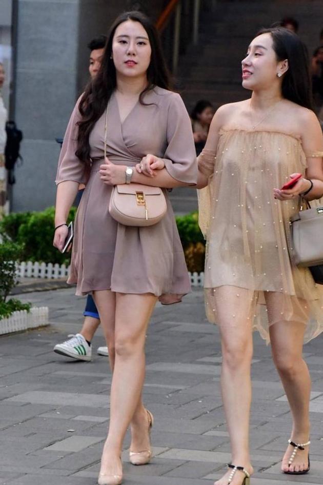 闺蜜两姐妹, 一个小性感清爽, 一个优雅得体, 在街上挥洒时尚!