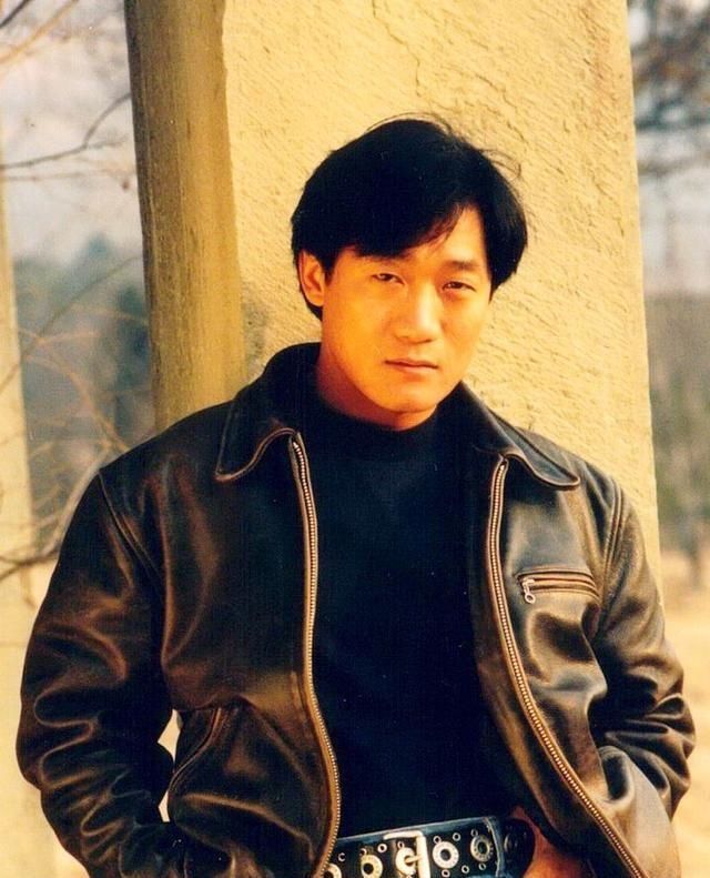  工作@本是90年代当红歌星，执意转行做演员，谢东因糊涂毁了自己的人生