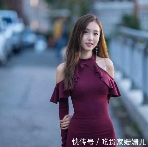  [美女]街拍：美女身穿黑色镂空长裙，长发披肩，充满时尚气息