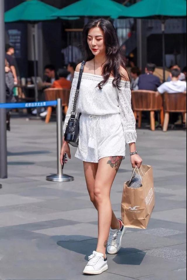 美女街拍:清新温柔秀外慧中,腿是真的白!