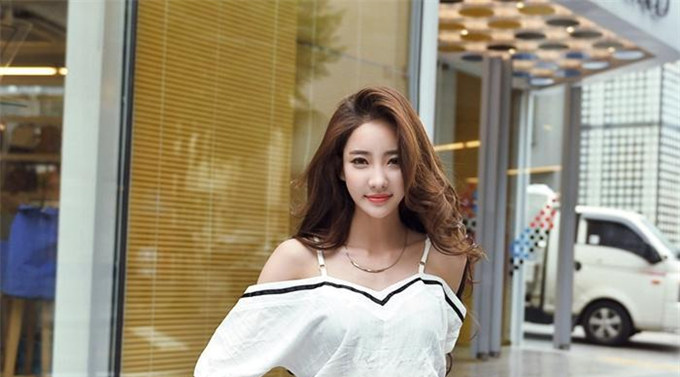 美女街拍， 身材不瘦的女生不用怕 ，更显成熟大方之美