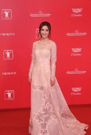 蔡卓妍36岁秦岚37岁，同框比美尴尬出天际，一个仙女一个大婶