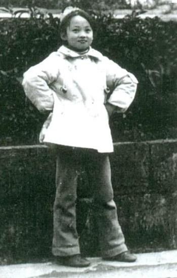 主妇蒋勤勤穿衣有一套，优雅性感，这样的女人还被嫌弃，没天理！