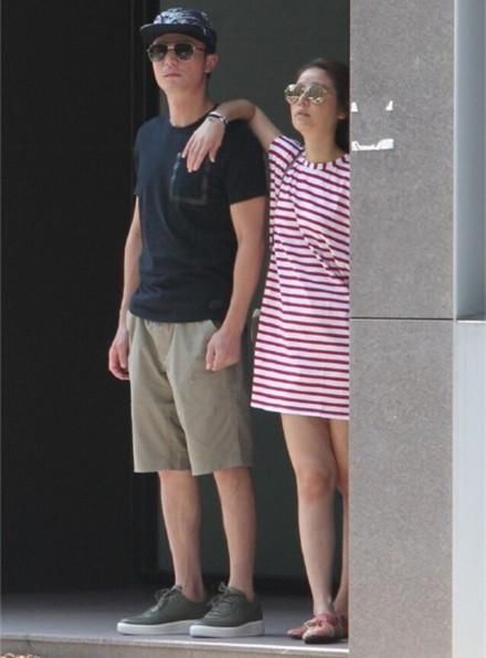 不愧是林心如，穿上黑色高跟鞋整屏都是腿，丝毫不输韩国第一美腿