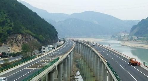  「取消」专家提倡取消高速费，将其加到燃油费里，你感觉合理吗