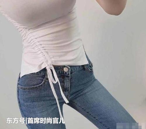 牛仔裤修身又时尚，让小姐姐充满迷人的气质，带来不一样的美感！