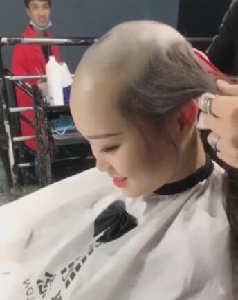  女孩|女孩进理发店要求剃光头，理发师不敢下手，女孩一句话理发师哭了