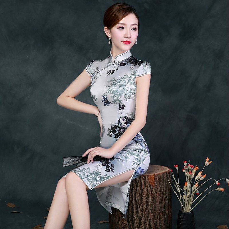 说真的!我就从来没见过这么好看的旗袍，尽显姣好火爆身材