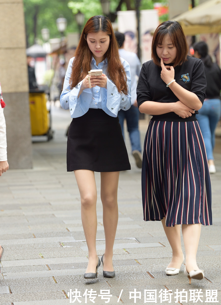 街拍联盟：细腻的工装肉丝美女，感受丝般润滑