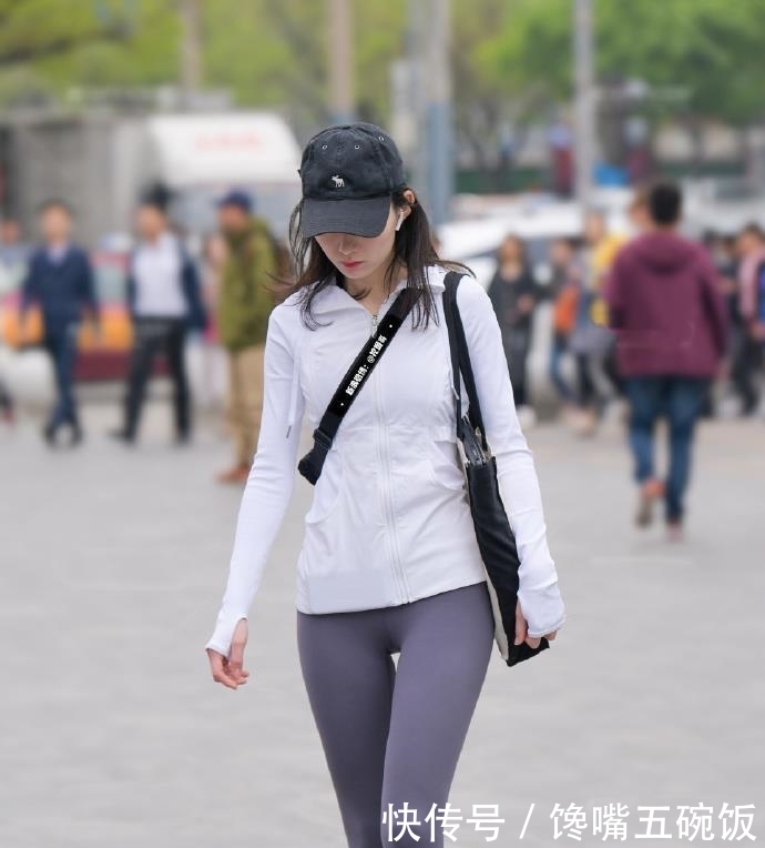 淡紫色■勾勒出完美腿型!,淡紫色紧致瑜伽裤街头拍摄