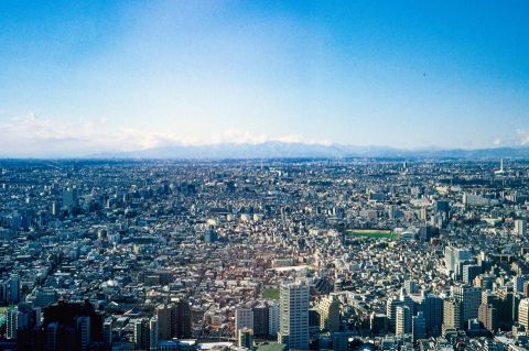  「游客」高空视角下的日本东京，高层建筑不多，游客说像二线城市