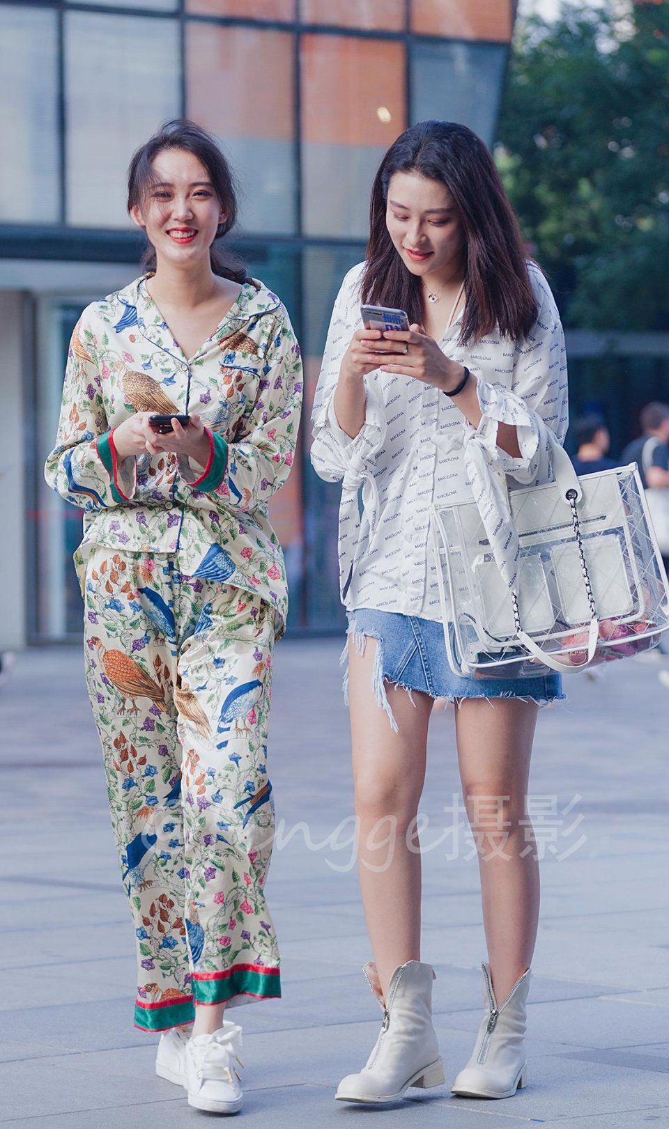 大热天，穿真丝睡衣逛街的姑娘，换上闺蜜的小皮靴或许更完美