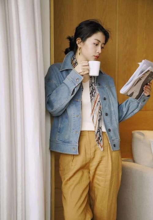  『三木博主』博主三木演绎初春流行色，“豆沙绿”凸显优雅气质，简约又随性