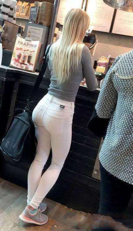 紧身牛仔裤显瘦有魅力，彰显出时尚的女人味！