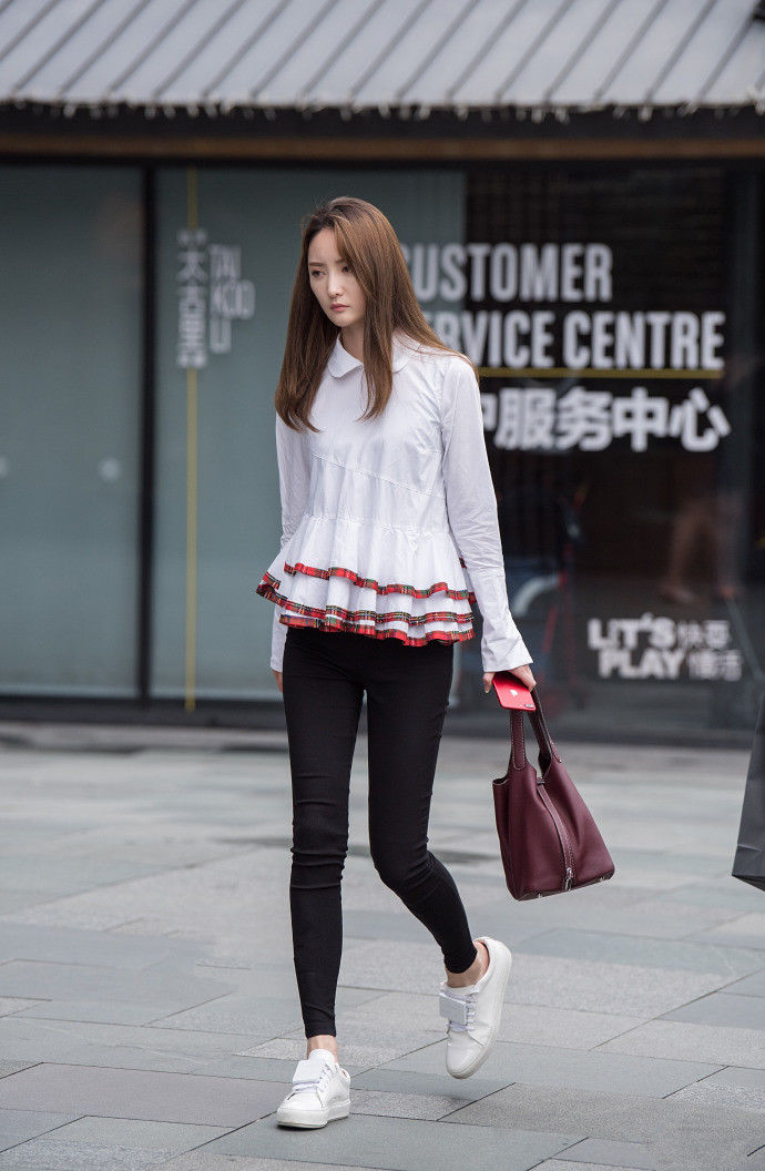 成都街拍:清新自然的搭配让魅力值直线上升，发现不一样的美!