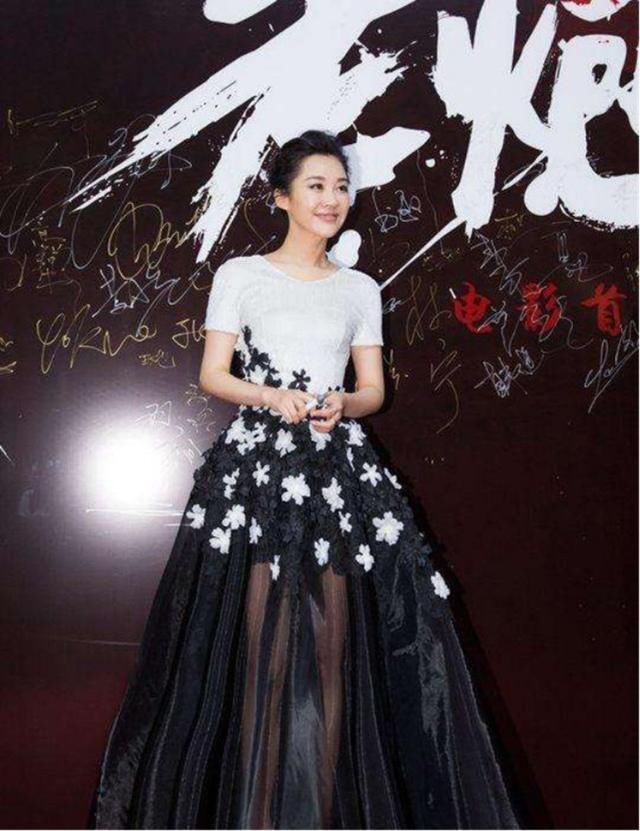 49岁许晴低胸裙尽显绰约风姿，搭配清新小白鞋年轻十八岁!