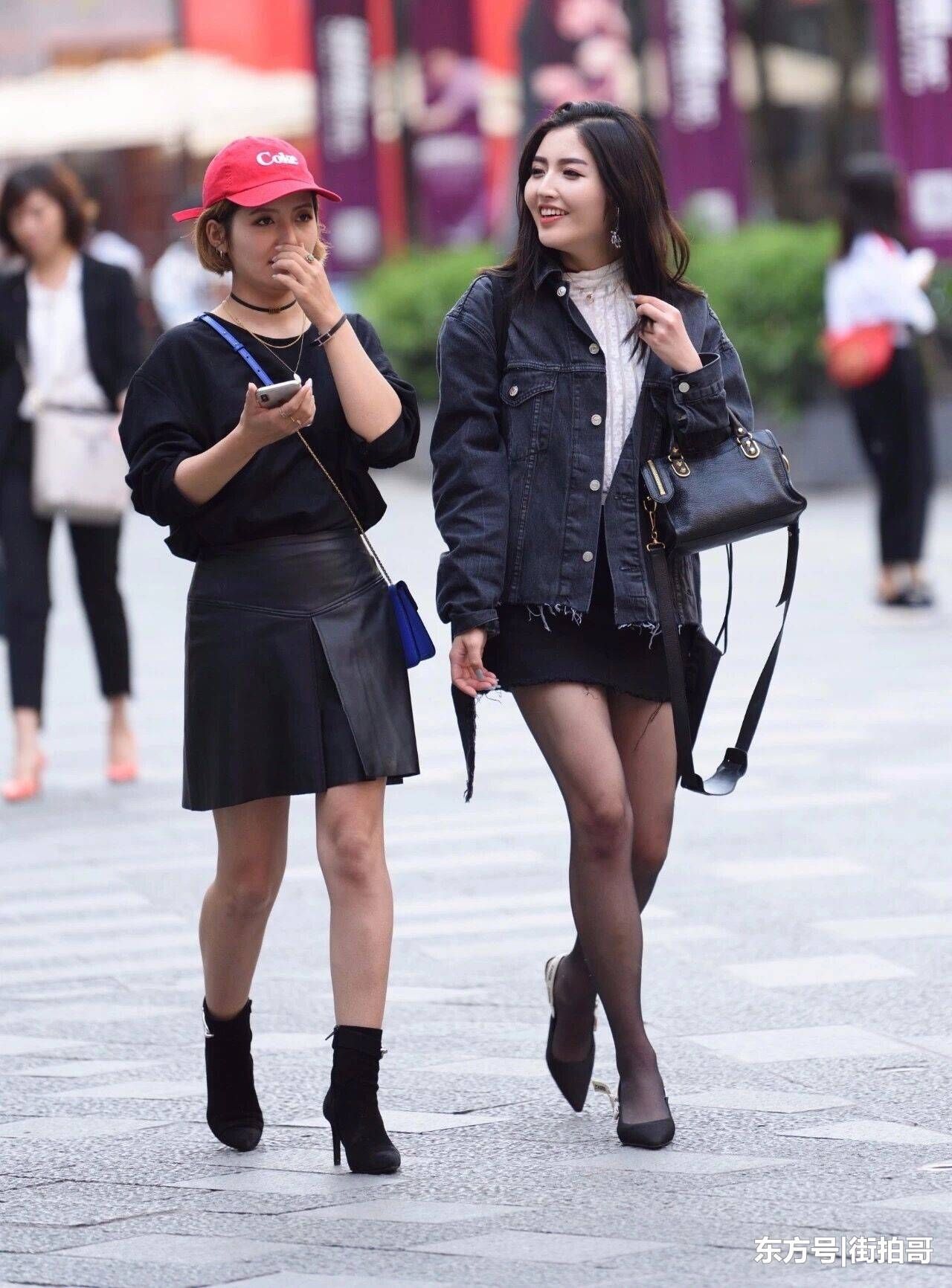 街拍哥：颜值高，也不失气质，动人甜美的性感黑丝袜小姐姐