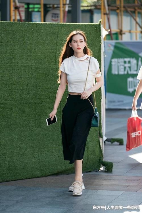 街拍美女,时尚又吸睛的穿搭参考,让你成为人群中最亮眼的一个
