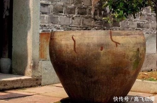 【老家】农村老家大水缸,现在又流行放卫生间里了,停电不愁没水用!聪明