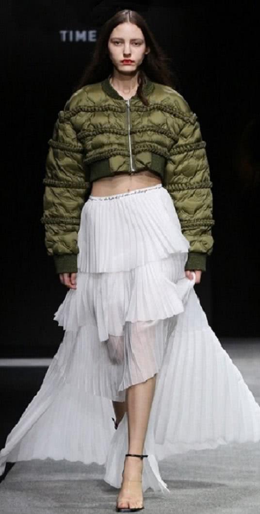 夏季人手一条的百褶裙,如何穿搭才更吸睛呢?