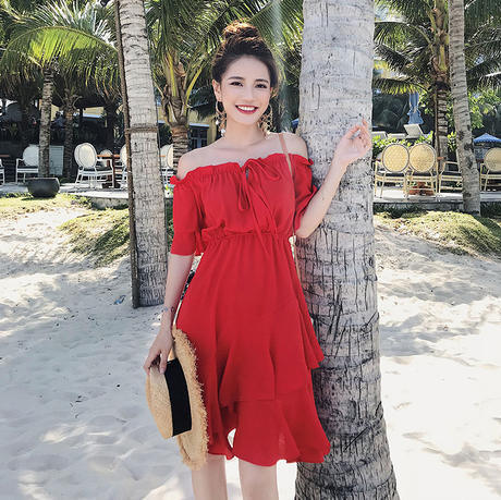 小红裙给的浪漫，普通连衣裙给不了，动人韵味，亭亭而立