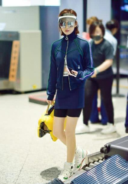 谭维维和景甜真大胆，穿安全裤就出门大长腿瞩目，网友：不如不穿