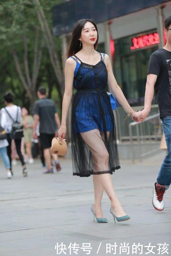 街拍：走路摇曳性感十足的小姐姐，柔美大气又优雅！