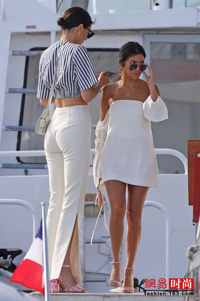 肯豆与姐姐出街 大长腿竟然到她姐姐胸部