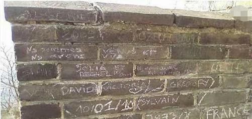 说中国游客没素质？那这些外国游客的行为，才是真丢人！