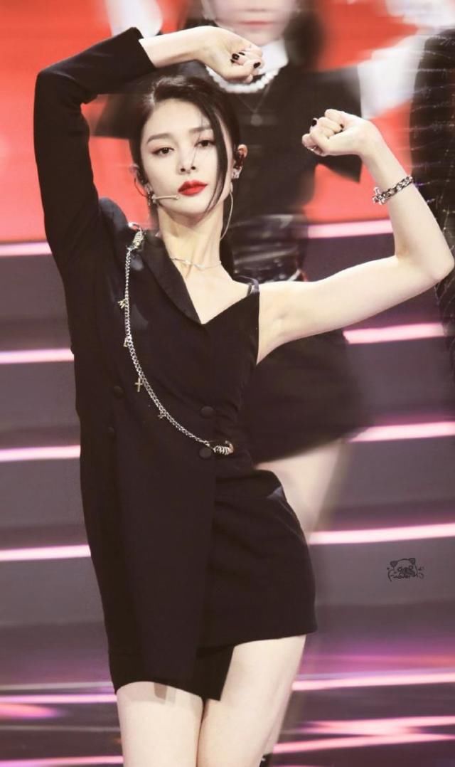  【设计】傅菁的“黑色系穿搭A爆了”好绝一女的