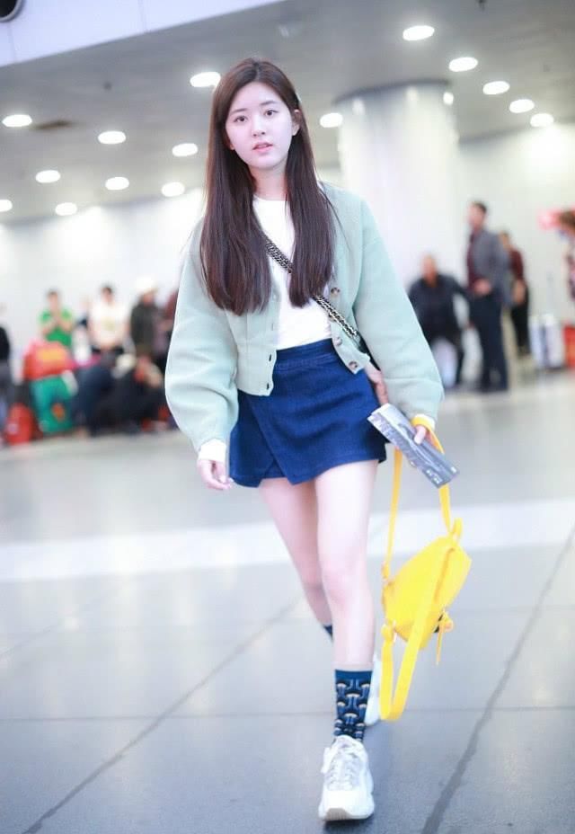  「吃香」“时髦精”早不穿长裤了，突然大火的“光腿穿袜”很吃香，超时髦