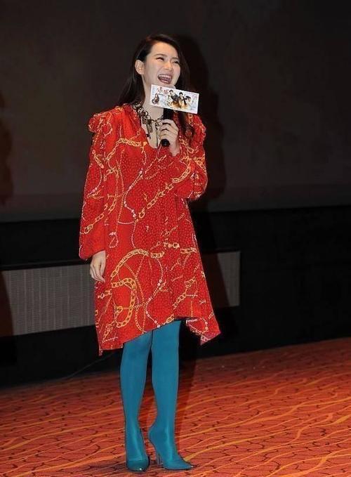 戚薇真是会穿，这丝袜和鞋成了亮点！网友:一个字丑!