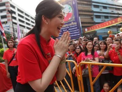 51岁的英拉：连衣裙露光滑肩膀，相比朴槿惠更有气质！