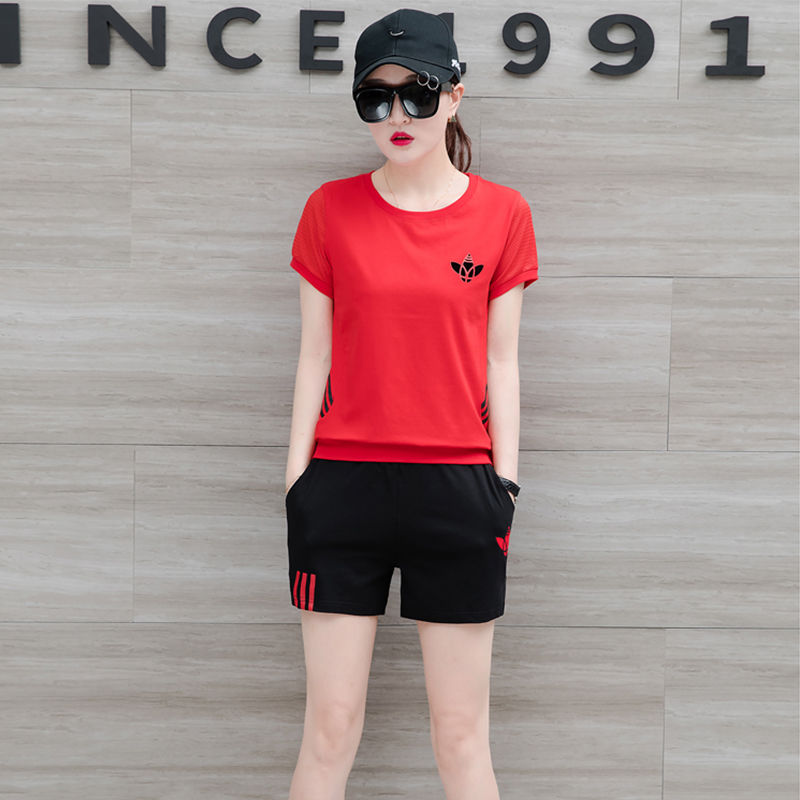 女人运动服要修身，傲人身姿，曲线撩人，彰显魔鬼身材，显气质