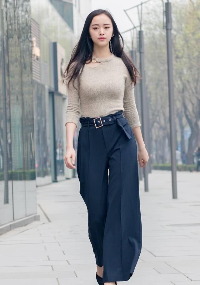 街拍：穿着朦胧一抹小性感的小姐姐，青春靓丽很独特！