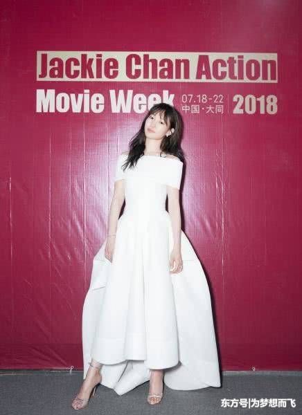 白百何穿一字白裙亮相，撞衫孙俪却被秒杀，网友:输在气场气质上