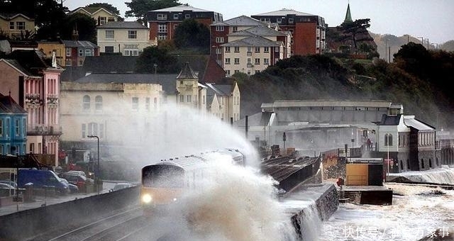 全球三大恐怖铁路:一半车身在悬崖外,常有被瀑布和海水淹没危险