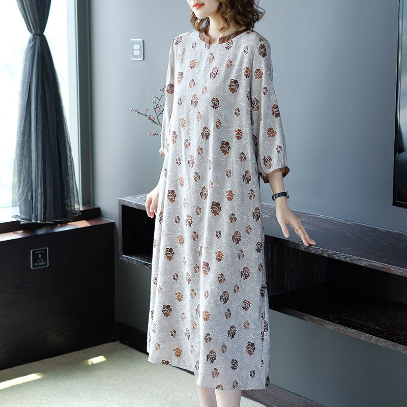 50岁小姨打扮起来真漂亮，如此优雅的秋裙，太美了