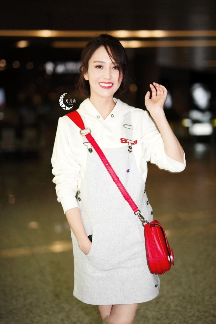 佟丽娅穿超短裤现身，暴露一双纤细美腿，比剪刀手卖萌100分