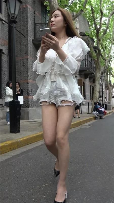 纯白雪纺衫搭配牛仔短裤，飘逸秀发绿叶相伴