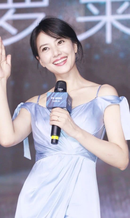 高圆圆嫌裙子太长了?在腰间把衣服卷了一圈，简直美翻天