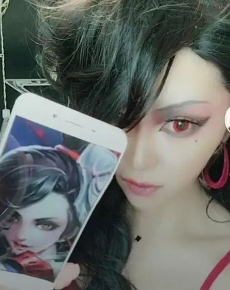 女子每天宅在家，一天换一张“脸”，家人却无可奈何，男友却笑了