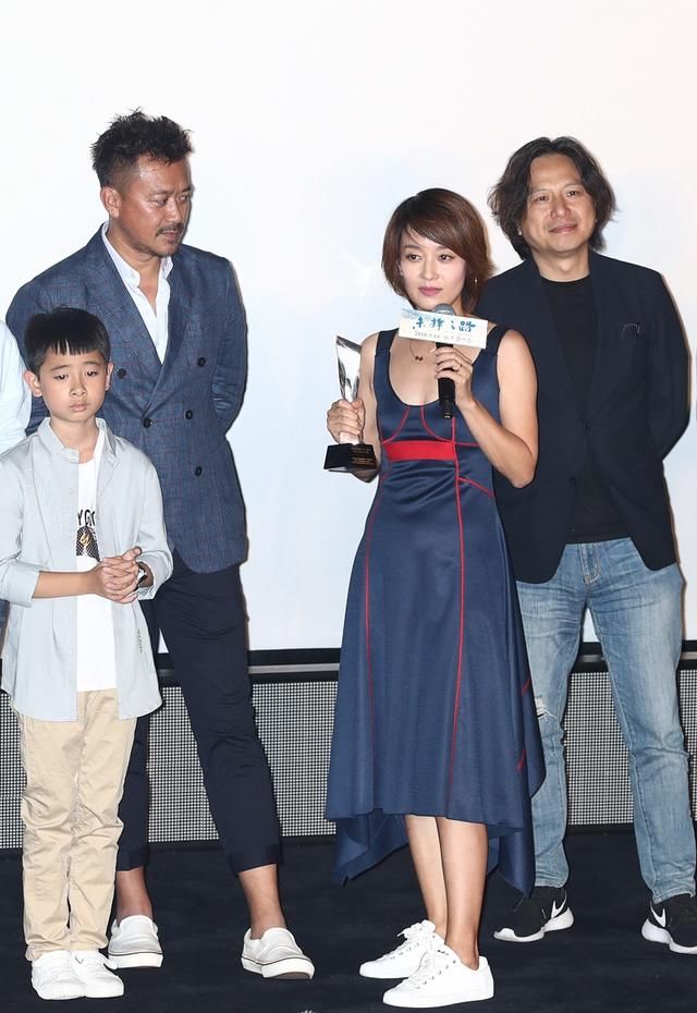 马伊琍出席活动，未修图也很美，蓝裙配白鞋气质仍满分！